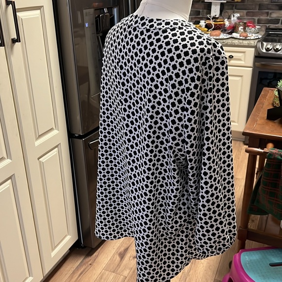XL Black & White Blouse Box C - Picture 4 of 6